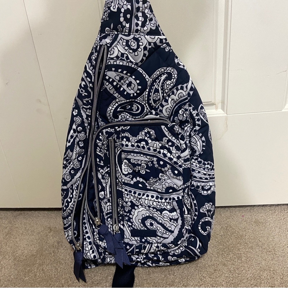 Vera bradley sling bag in Indio